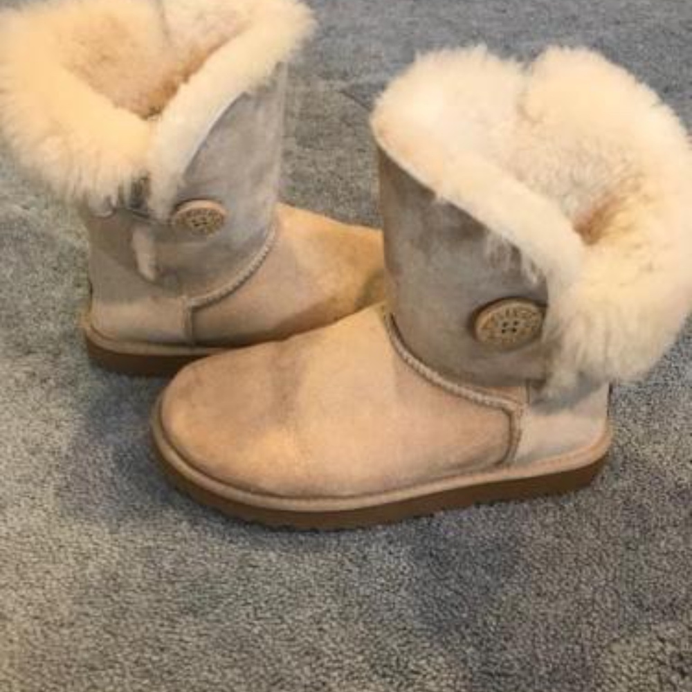 Ugg Australia Bailey Button Sand 6 - image 1